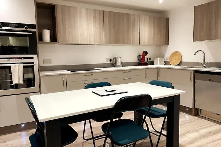 Montgomery Lovely 3 Bedroom Apartment With Private Garden In Edinburgh City Centre