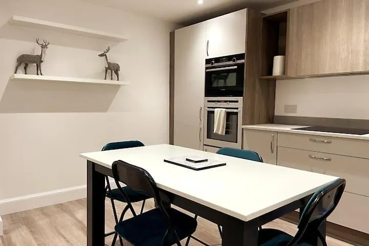Montgomery Lovely 3 Bedroom Apartment With Private Garden In Edinburgh City Centre