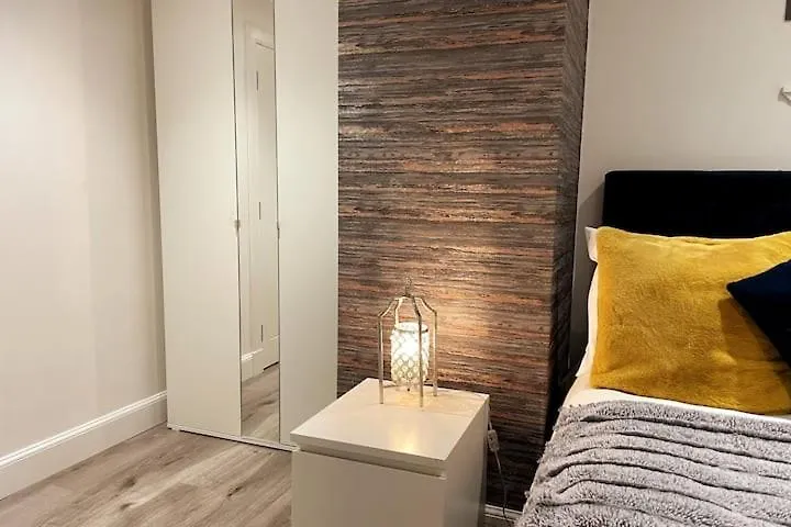 Montgomery Lovely 3 Bedroom Apartment With Private Garden In Edinburgh City Centre Великобритания