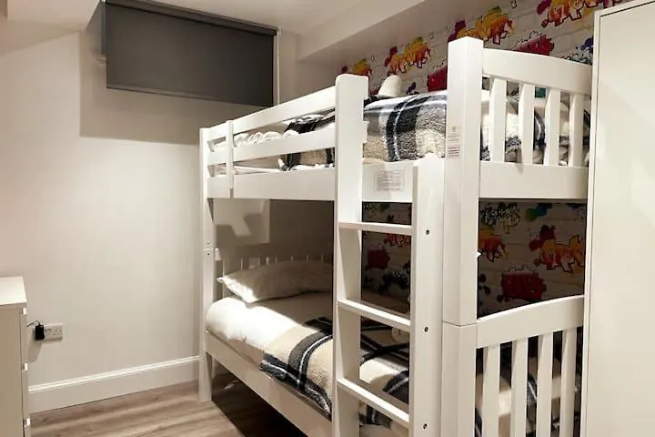 Montgomery Lovely 3 Bedroom Apartment With Private Garden In Edinburgh City Centre