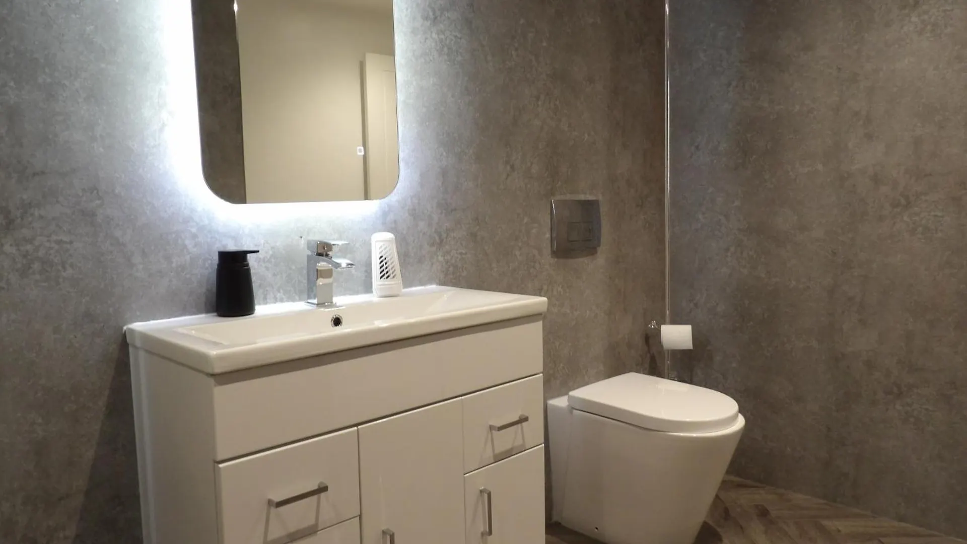 Montgomery Lovely 3 Bedroom Apartment With Private Garden In Edinburgh City Centre